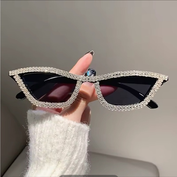Crystal-Embellished Black Cat-Eye Sunglasses
0350 - Picture 2 of 3